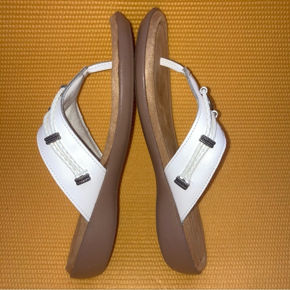 Woman's Minnetonka Silverthorne Flip-Flops Size 10 M color White - Picture 5 of 8